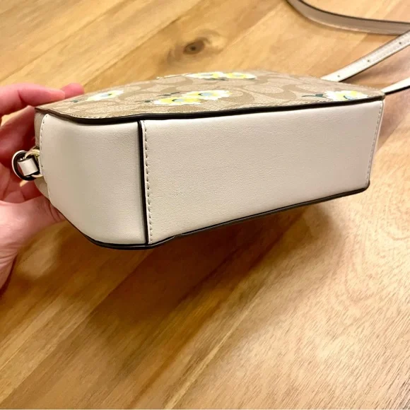 Coach Set Camera Bag & Wristlet!! NWT signature pattern with daisy accents! - Picture 10 of 15